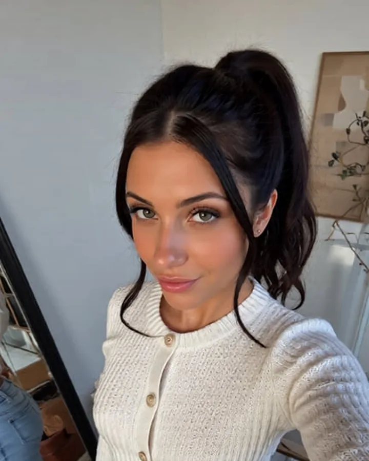 Copine IA brune à queue de cheval, en gilet blanc, qui se prend en photo, sur Dondi AI